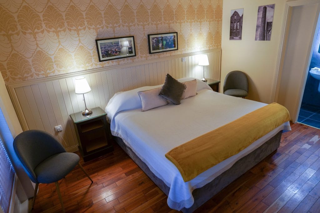 Double room with ochre accents
